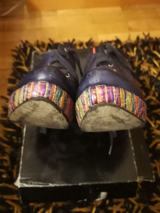 Sapatos de tacão como novos