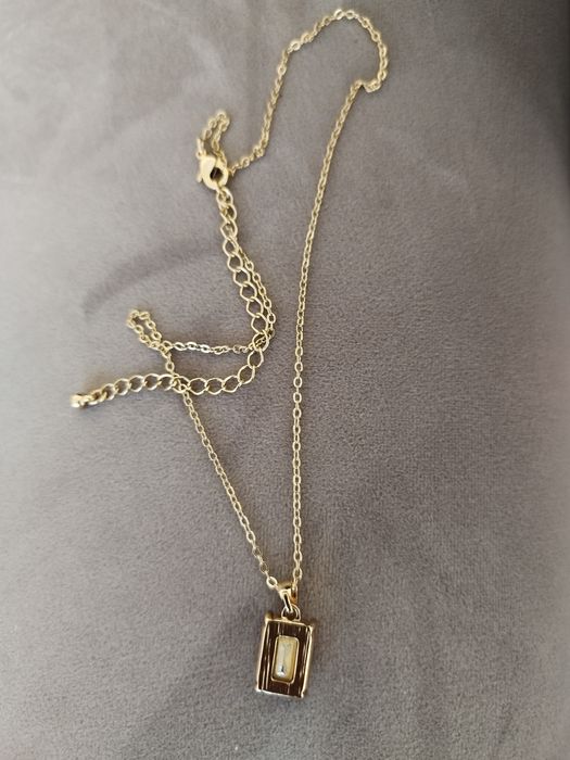 Naszyjnik w kolorze zlotym z różowym kamieniem w złotej ramce  AVON