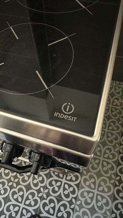 **Fogão Elétrico Indesit com Placa | Espeto Rotativo | Gaveta Aquecedora | Excelente Estado**