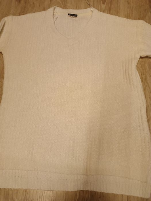 Biały sweter damski