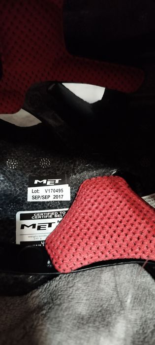 Nowy dziewczęcy kask MET na rower / hulajnogę / rolki (46-53cm)