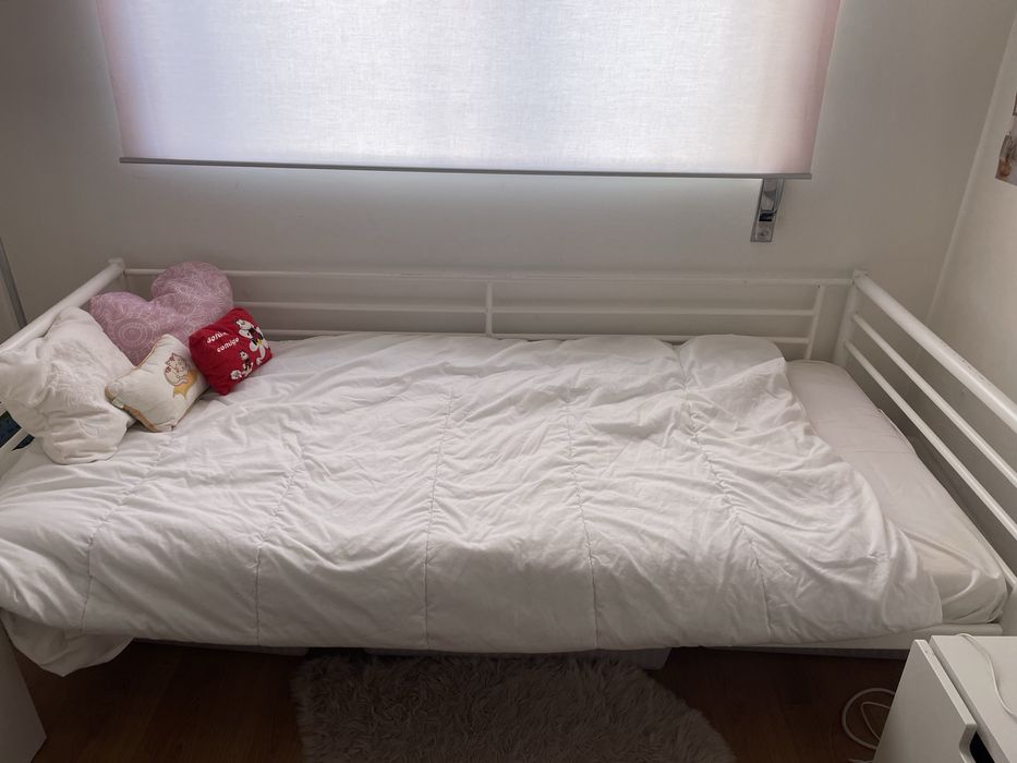 Cama solteiro branca com colchão IKEA
