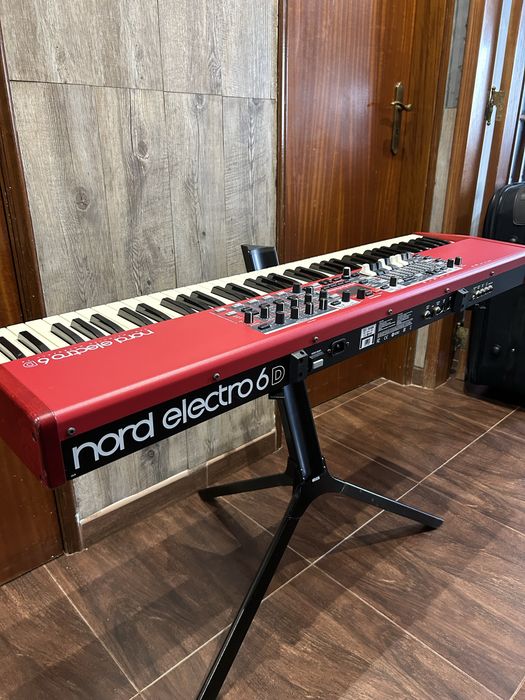 Nord Electro 6D 73 com Soft Case e suporte Stay