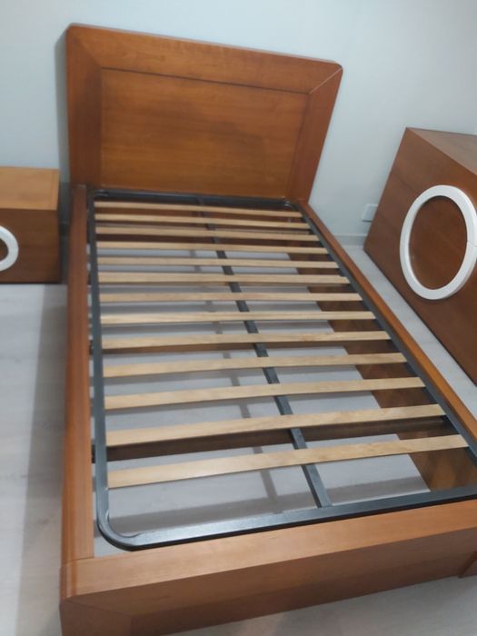 Conjunto de quarto (cama, mesa cabeceira e cómoda)