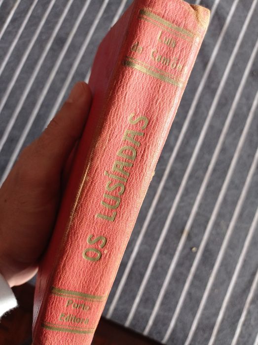 Livro antigo de " Os Lusíadas" para estudantes