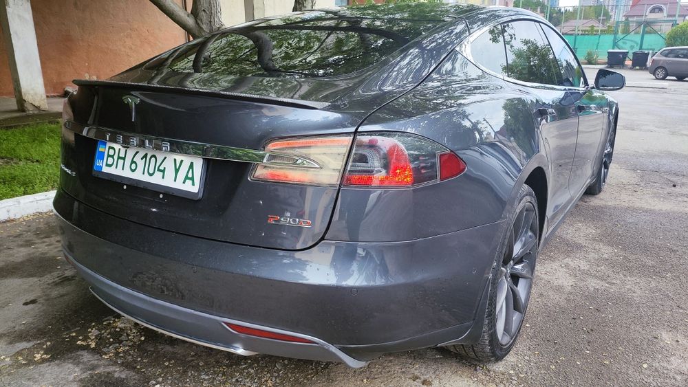 Tesla model S P90D