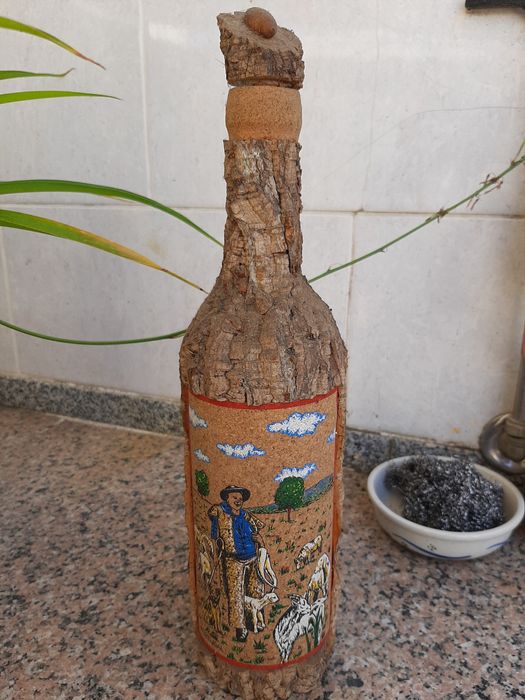 Garrafa forrada em cortiça muito antiga