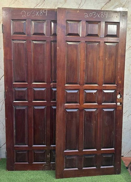 Par de portas antigas de madeira maciça (provavelmente mogno ou madeira nobre similar),