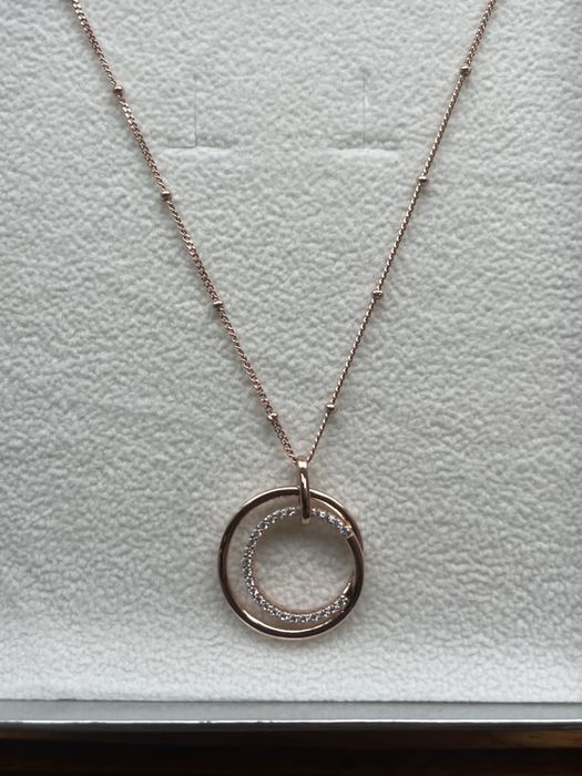 Colar em ouro rosa, da unike, sem uso nenhum.