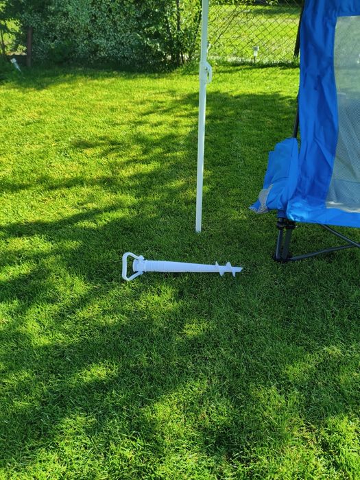 Leżak ogrodowy z parasolem