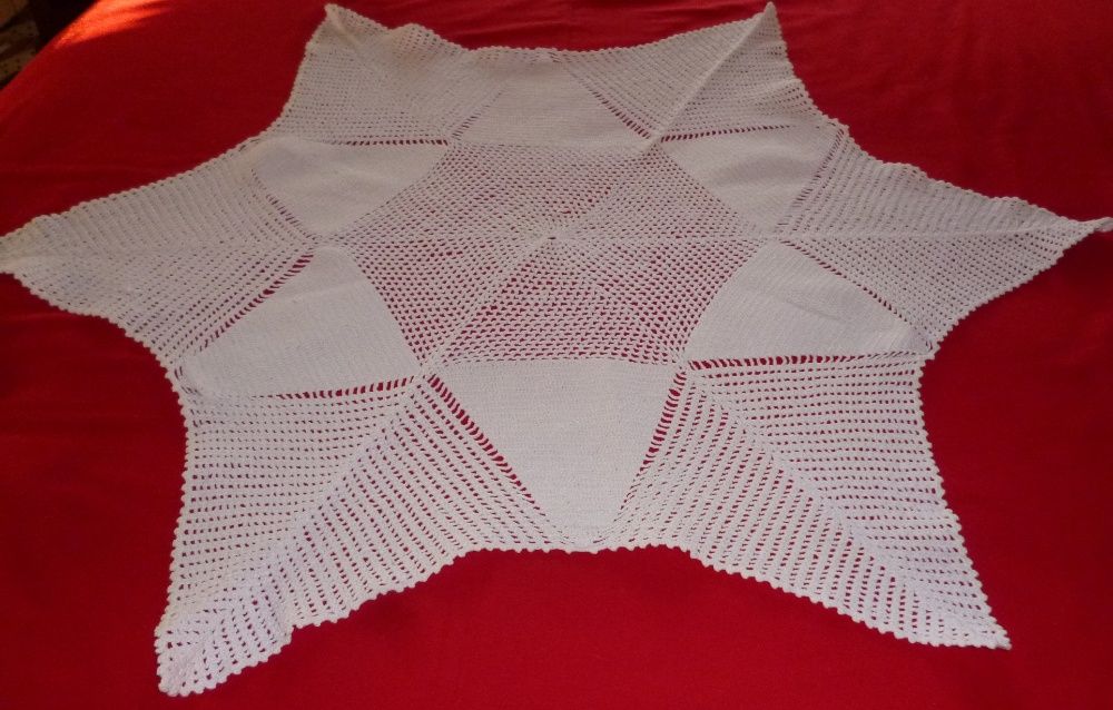 1 Naperon forma estrela + 1 naperon ovalizado em croché