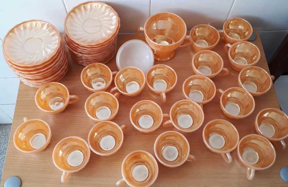 Chávenas c/pires e açucareiro- 22 cháv,24 pires,1 açucareiro-tudo 15€