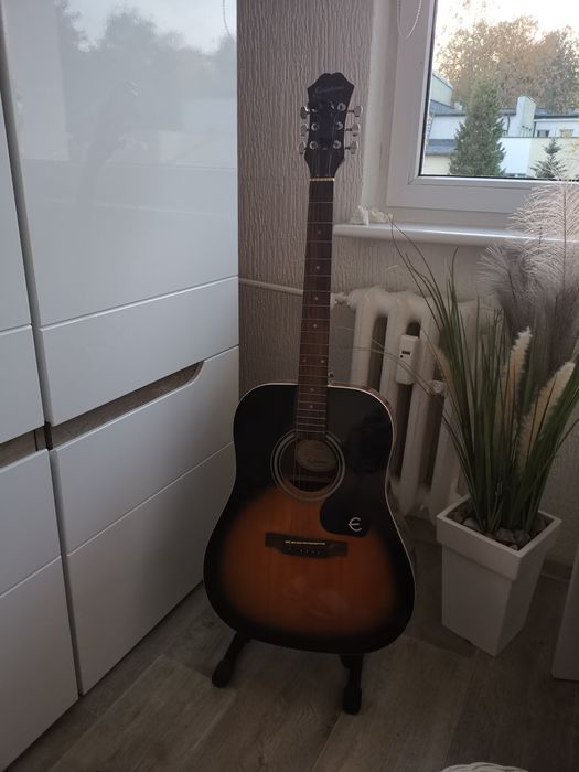 Gitara akustyczna marki EPIPHONE.