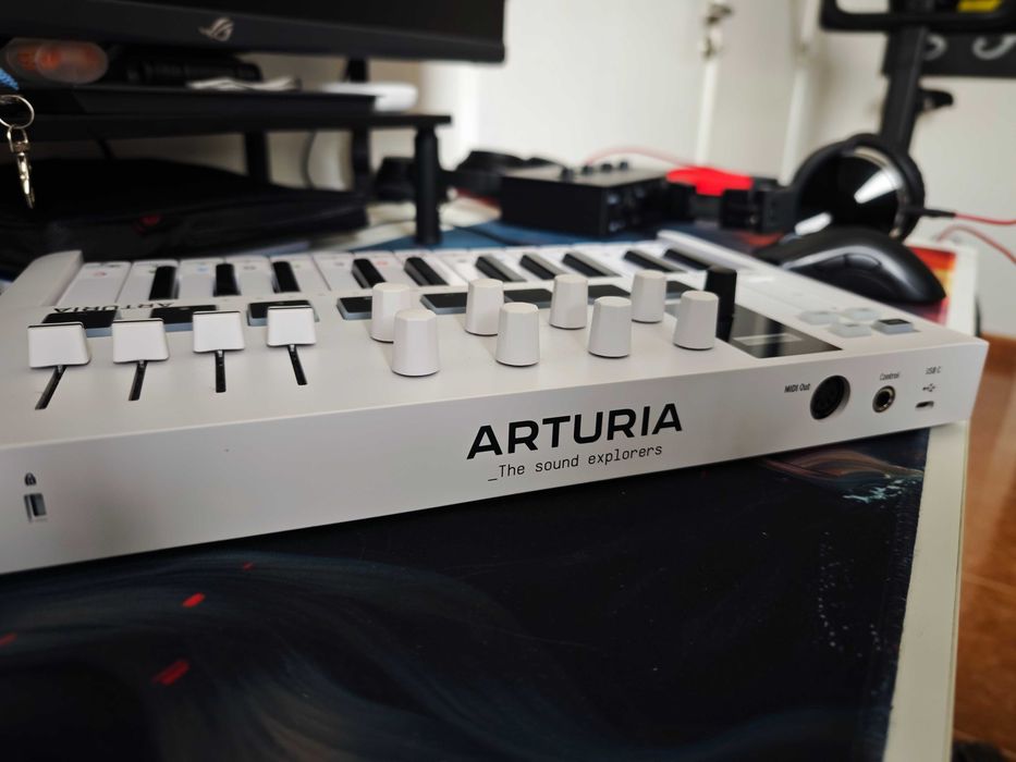 Teclado MIDI Arturia MiniLab 3 + Auscultadores OneOdio Pro10