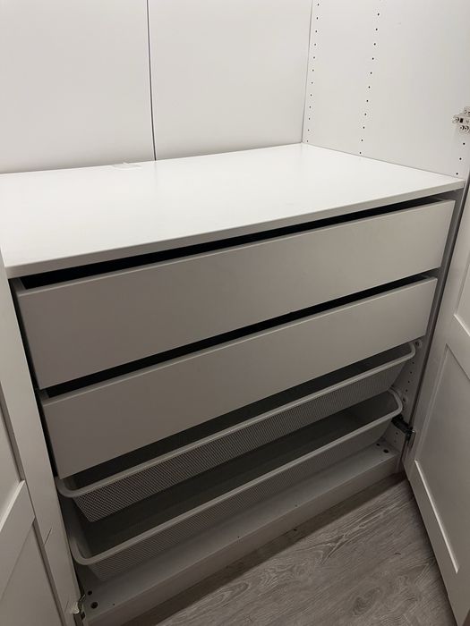 Roupeiro IKEA PAX personalizado com gavetas, cestos e iluminação