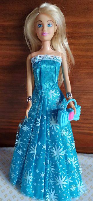 Vestido para Barbie ou outras bonecas com dimensões semelhantes