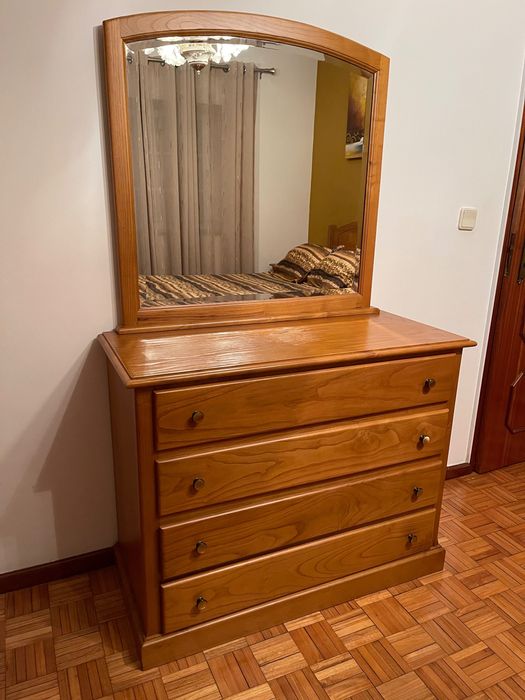 Quarto completo – cama + 2 mesinhas de cabeceira + cómoda + camiseiro