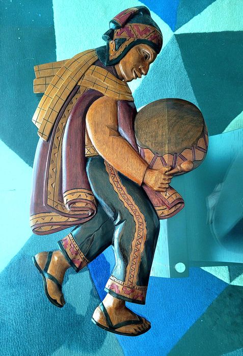 Figuras peruanas em madeira