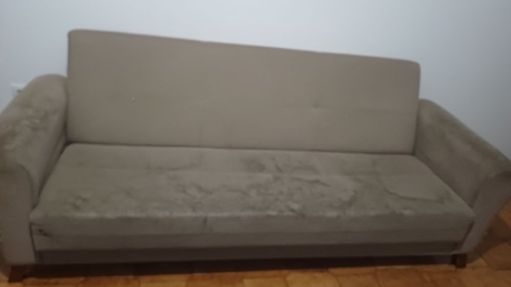 Sofá cama com arrumação embaixo.