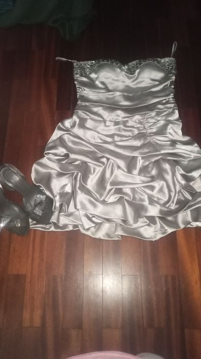 Vendo vestido e sandálias