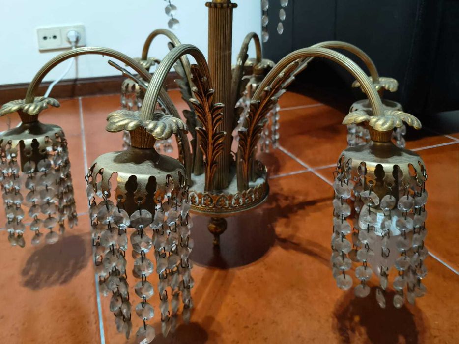 Candeiro antigo com pendentes em cristal