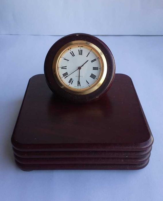 Relógio com base em madeira