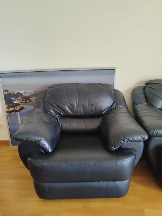 Sofa e dois cadeirões de pele preta