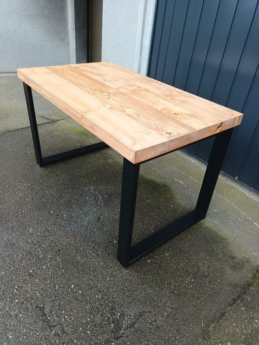 Stolik kawowy z belek drewnianych.