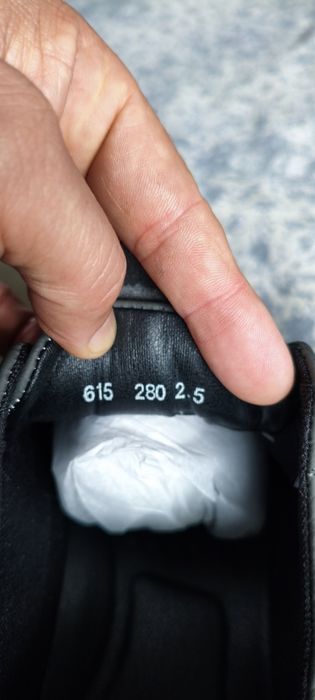 Спортивная обувь , кроссовки демисезонные .