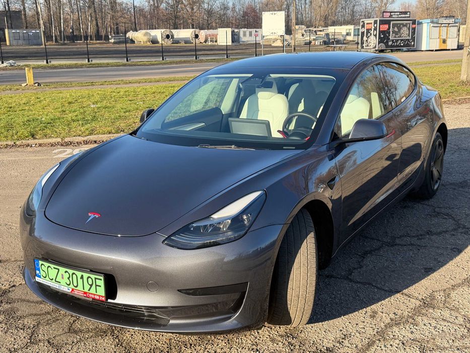 Tesla model 3 szara z jasnym wnętrzem 2023 RWD