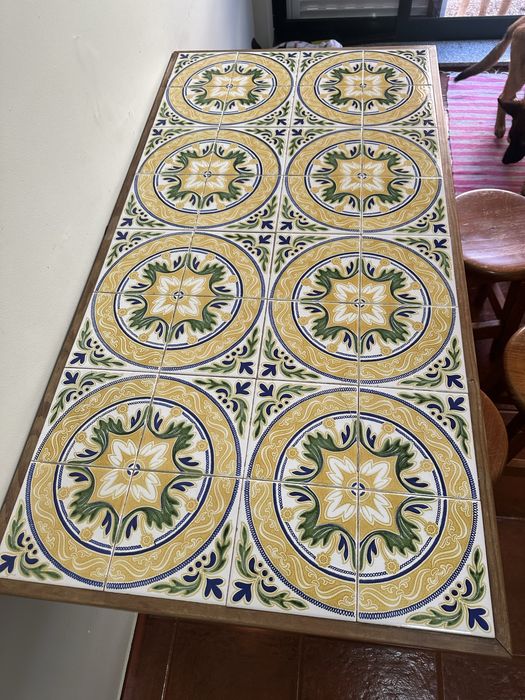 Mesa de Madeira com Tampo em Azulejo Tradicional + 4 Bancos