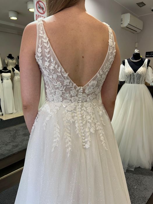 Suknia ślubna z rozcięciem