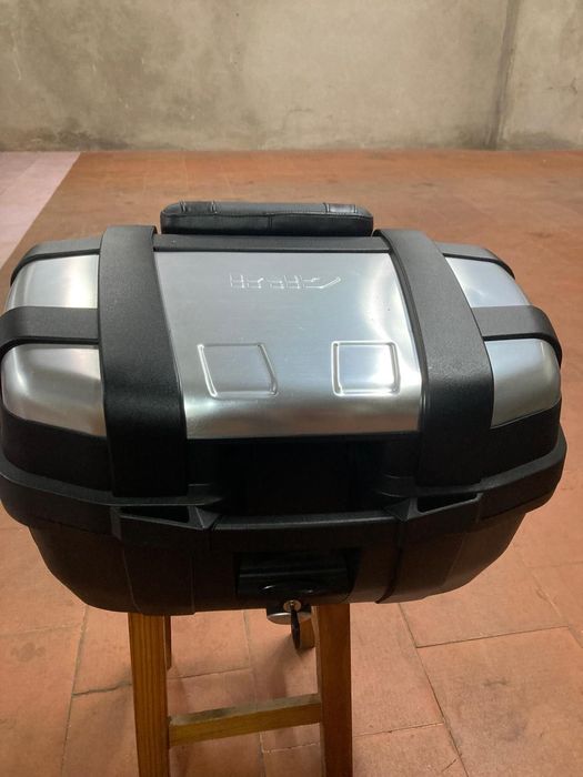 Top CaseTop case Givi como novo . Tem a base preparada para montar em Honda África Twin