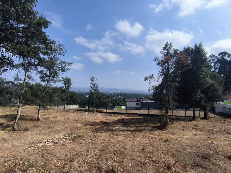 Vendo terreno  urbano para construção de moradia individual ,2 geminadas em PH, ou 3 em Banda em PH , Turiz Vila Verde Braga , exeles vistas P. Braga