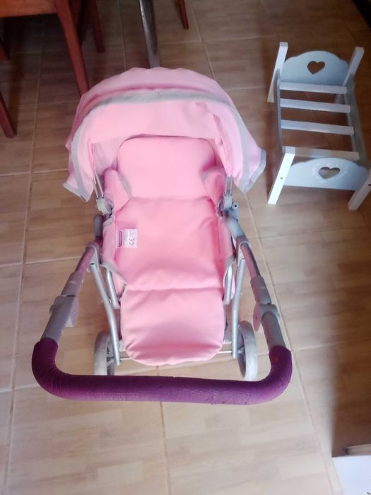 Cama de bonecas em madeira e carrinho de bebê