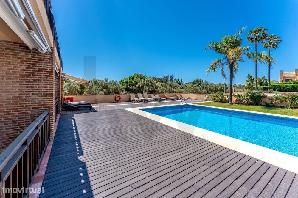 Moradia, entre o golfe e a praia, com 3 suítes, terraço poente e pisci