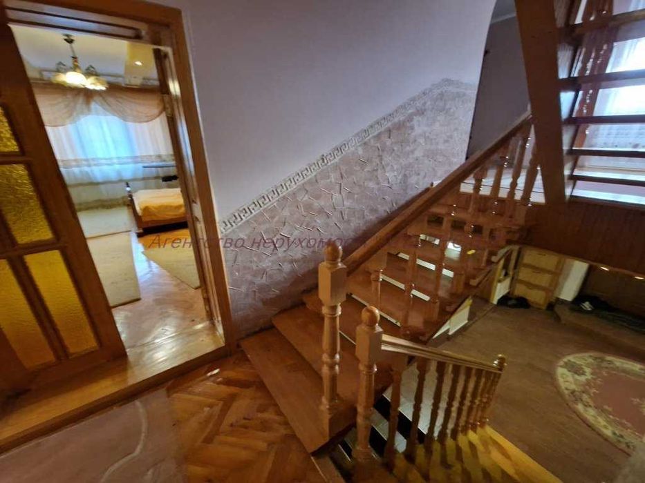 Будинок поряд з Ужгородом