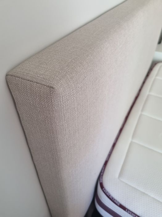 Vendo cama com cabeceira em tecido e colchão