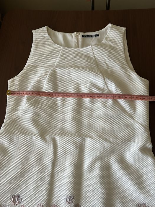 Sprzedam sukienkę w rozmiarze 38 białą ze zdobieniami