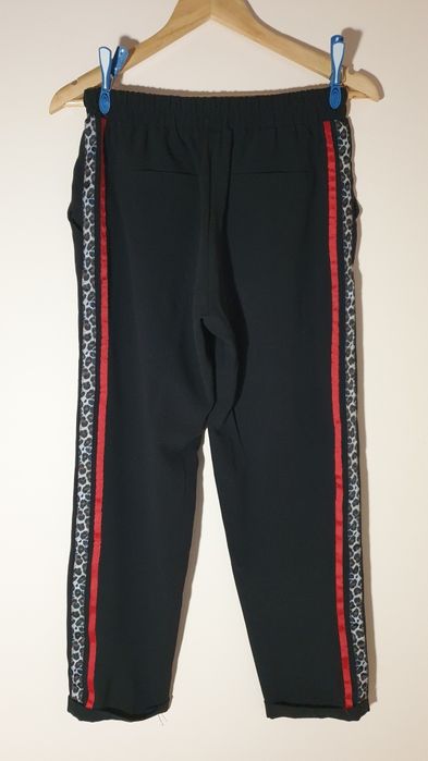 Czarne spodnie 7/8 z kieszeniami i paskami Sinsay