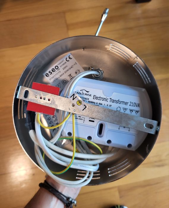 Candeeiro de tecto Eseo novo
O candeeiro cromado possui uma base cir