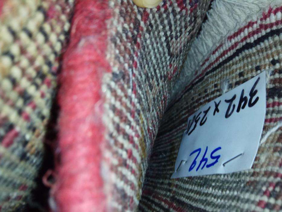 Tapete Persa de cor avermelhada.