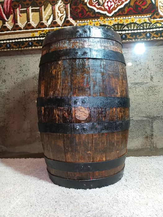 Barril/ pipo antigo em madeira. Intervenção de restauro.
Medidas 60/40cm diâmetro