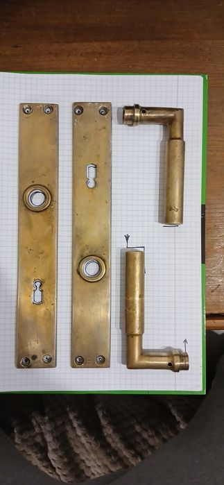 Stare mosiężne szyldy klamki, drzwi, dom.