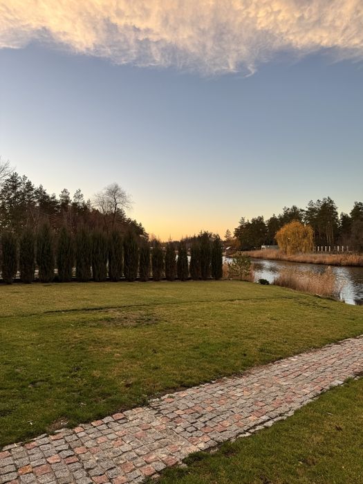 Участок рядом с рекой и набережной.