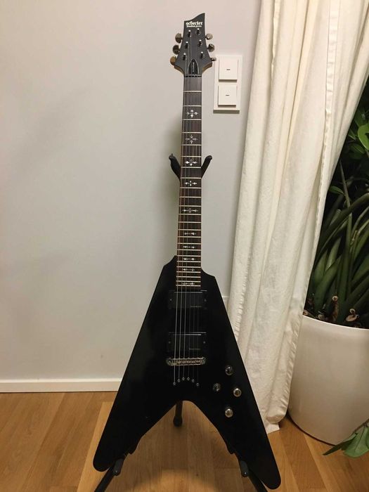 Schecter Diamond V-1 CUSTOM Duncan Designed Active HB+кейс, есть ВИДЕО