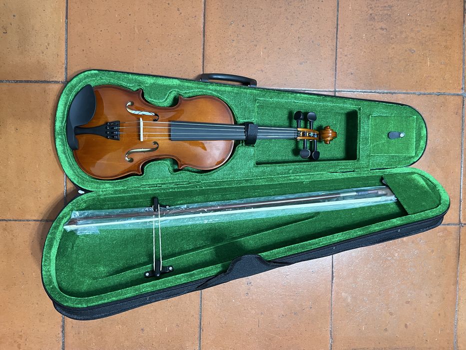 Vende se Violino 4/4 GEMMA usado uma unica vez,  acompanha Arco, Ombreira e resina.