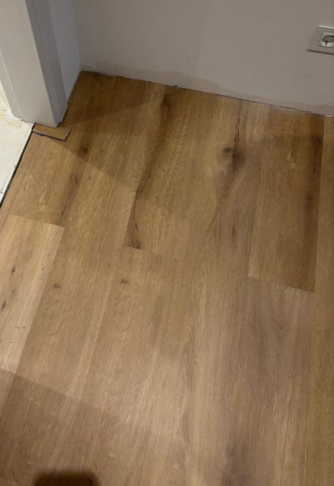 Pavimento  flutuante vinílico Svinyl Rigid 5.5 Juno, com base integrada