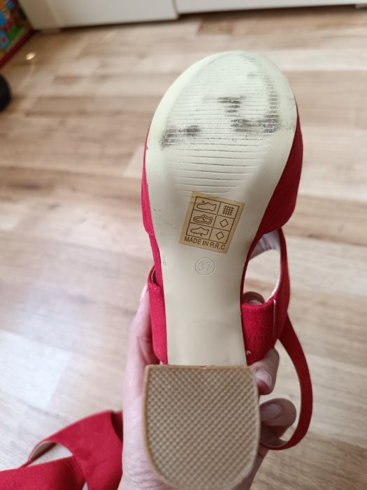 Czerwone buty na obcasie