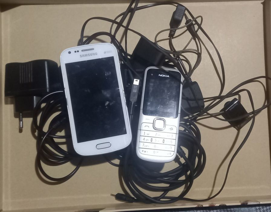 4 Telemóveis Nokia a funcionar.